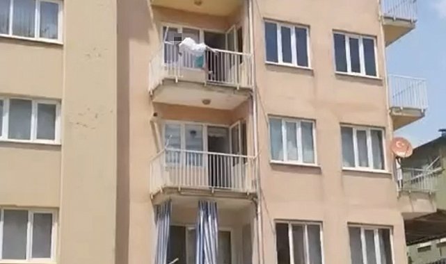 Yarı çıplak sokağa çıkan kadın daha sonra 3. kattan atladı