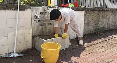 Yaşıtları oyun oynarken, O, şehit mezarlıkları ve çeşmeleri temizliyor