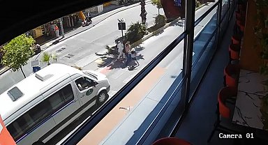 Yayaya yol veren minibüse arkadan araç çarptı, kaza anı kamerada
