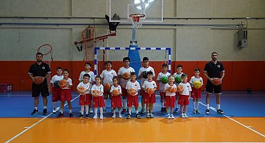 Yaz spor okullarında yüzlerce çocuk keyifli vakit geçiriyor