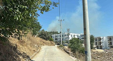 Yerleşim yerlerine yakın makilik alandaki yangın korkuttu