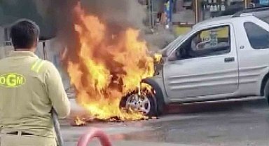 Yıllarca para biriktirdi, satın aldığı araç alev alev yandı