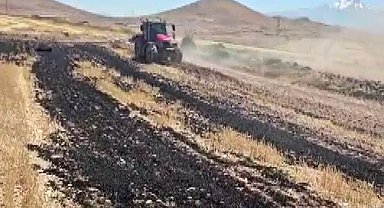 Yol çalışması yapan iş makinelerinin müdahalesi çıkan yangının büyümesini engelledi