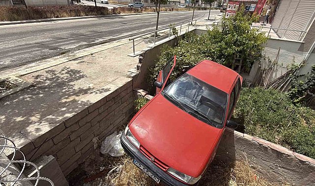 Yola dökülen zeytinyağı nedeniyle kontrolden çıkan araç bahçeye uçtu