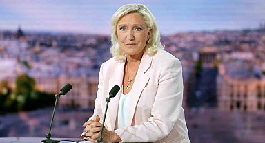 Yolsuzluktan suçlu bulunan Fransız siyasetçi Le Pen, cumhurbaşkanlığı adaylığını duyurdu