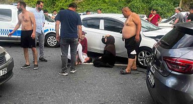 Yolun karşısına geçerken otomobilin çarptığı baba ve oğlu ağır yaralandı
