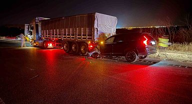 Yozgat'ta otomobil tıra çarptı: 3 yaralı