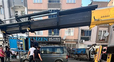 Yük asansörü minibüsün üzerine böyle devrildi