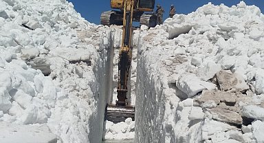 Yüksekova'da 5 metrelik kar tünellerinin bulunduğu bölgede su kanalı çalışması