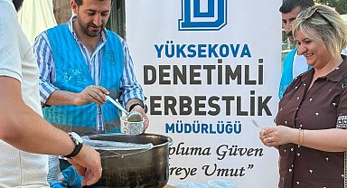 Yüksekova'da vatandaşlara aşure ikramı