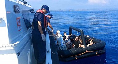 Yunan sahil güvenlik 3'ü çocuk 8 düzensiz göçmeni Türk karasularına geri itti