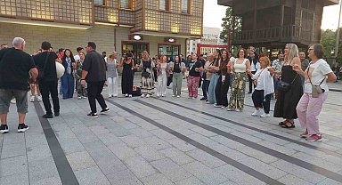 Yunan turistler dev çay bardağının altında yunan ezgileriyle horon oynadı