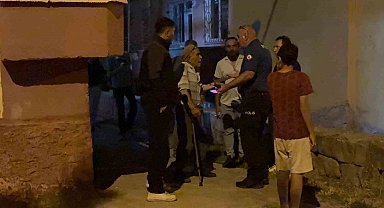 Yürümekte zorluk çeken babasının tekerlekli sandalyesini ateşe verdi