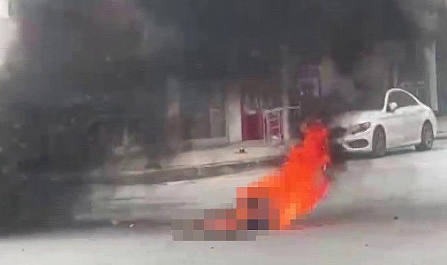 Zihinsel engelli şahıs üzerine benzin döküp kendini yaktı: Korku dolu anlar kamerada