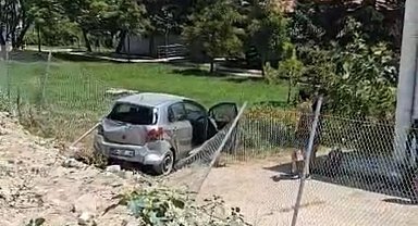 Zincirleme kazada otomobil enstitünün bahçesine düştü: 3 yaralı