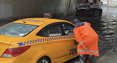 Zincirlikuyu alt geçidini sağanak sonrası su bastı, belediye ekipleri tahliye çalışması başlattı