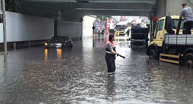 Zincirlikuyu'da sağanak nedeniyle alt geçit göle döndü, araçlar yolda kaldı