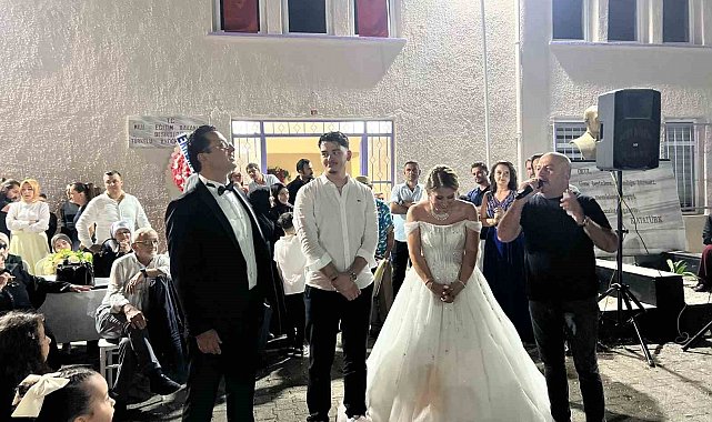 25 yıllık evliliklerini hayallerindeki düğünle taçlandırdılar