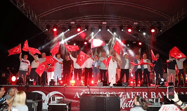 30 Ağustos Zafer Bayramı Edremit'te fener alayı ve Fatma Turgut Konseri ile kutlandı