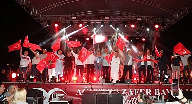 30 Ağustos Zafer Bayramı Edremit'te fener alayı ve Fatma Turgut Konseri ile kutlandı