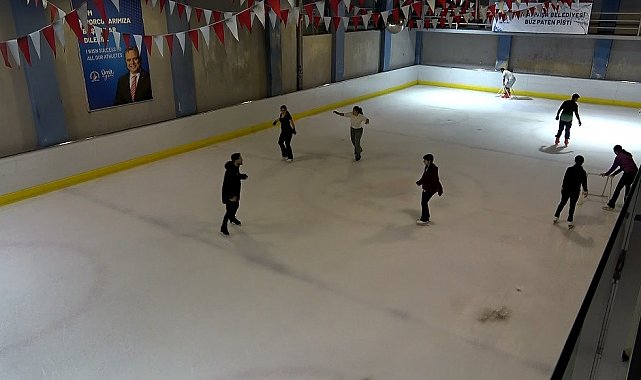 38 derece sıcaktan eksi 8 dereceye: Antalyalıların serinleme yolu buz pisti