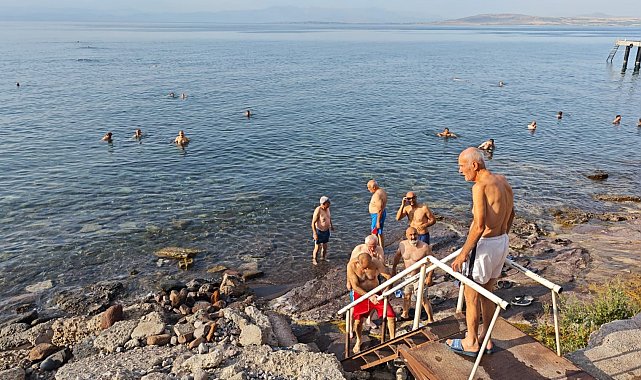 50 ile 80 yaş arasındaki yetişkinler güne Van Gölü'nde yüzerek başlıyor