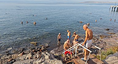 50 ile 80 yaş arasındaki yetişkinler güne Van Gölü'nde yüzerek başlıyor