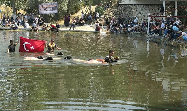 8 asırlık Çal Sudan Koyun Geçirme festivali yoğun katılımla gerçekleşti