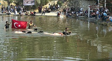 8 asırlık Çal Sudan Koyun Geçirme festivali yoğun katılımla gerçekleşti