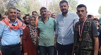8 asırlık geleneğin şampiyon ödülünü hasta çocuğa bağışladı