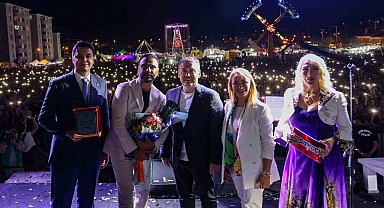 9 bin 600 nüfuslu ilçede düzenlenen Alişan konserini 25 bin kişi izledi