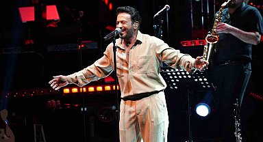 Açıkhava'da Emre Altuğ'dan müzik dolu gece