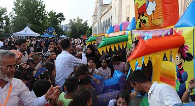 Adana'da cami avlusu çocuklarla renklendi