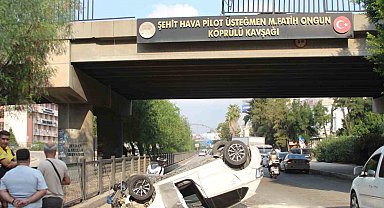 Adana'da otomobil köprüden yola düştü: 1 yaralı