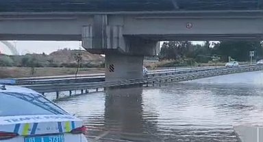 Adana'da sağanak ve kuvvetli rüzgar hayatı olumsuz etkiledi: Çatı sokağa düştü