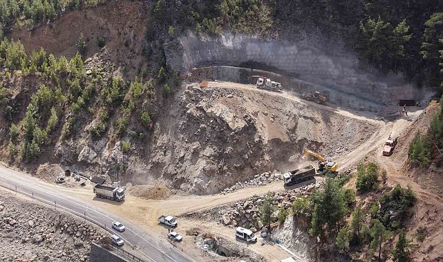 Adana'daki 'Heyelan Islahı ve Tünel Projesi'nde ilk kazma vuruldu