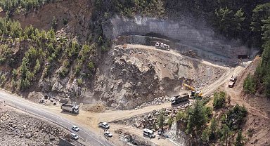 Adana'daki 'Heyelan Islahı ve Tünel Projesi'nde ilk kazma vuruldu