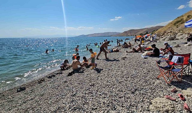 Adilcevaz plajları tıklım tıklım