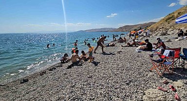 Adilcevaz plajları tıklım tıklım