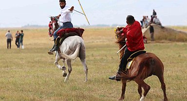 Ağrı'da 4 yıl sonra yeniden düzenlenen at yarışlarıyla gelenekler yeniden yaşatıldı