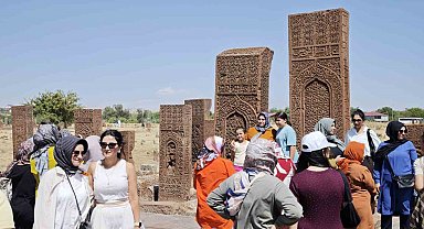 Ahlat Selçuklu Meydan Mezarlığı ziyaretçi akınına uğradı