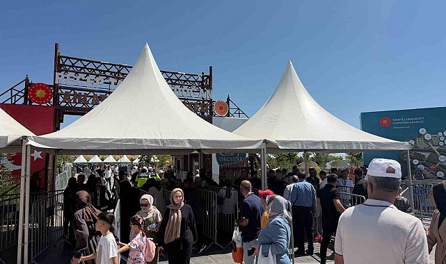 Ahlat'ta Cumhurbaşkanı Erdoğan heyecanı: Vatandaşlar Millet Bahçesi'ne akın etti