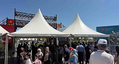 Ahlat'ta Cumhurbaşkanı Erdoğan heyecanı: Vatandaşlar Millet Bahçesi'ne akın etti