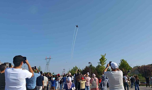 Ahlat'ta SOLOTÜRK gösteri uçusu nefes kesti