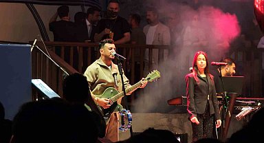 Ahlat'ta zafer coşkusu Buray'ın şarkılarıyla taçlandı