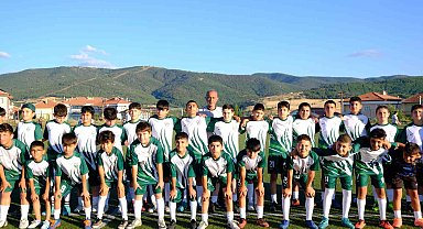Akdağmadeni'nde Yaz Futbol Okulu'na katılan 60 gence malzeme desteği