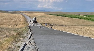Akyaka'da köy yolları betonla buluşuyor