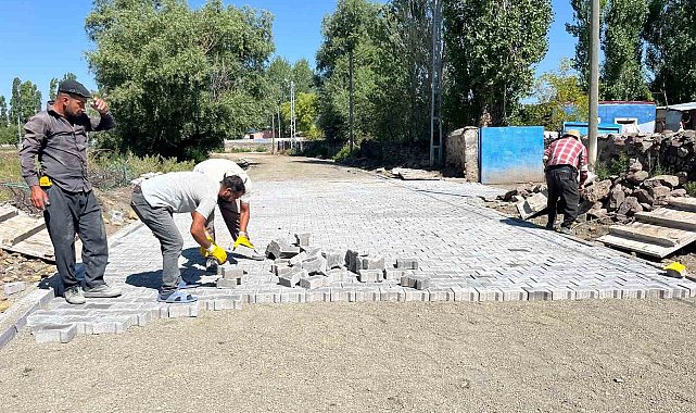 Akyaka'da köy yollarının kilit parke taş yapımı sürüyor