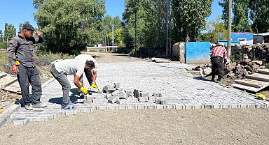 Akyaka'da köy yollarının kilit parke taş yapımı sürüyor