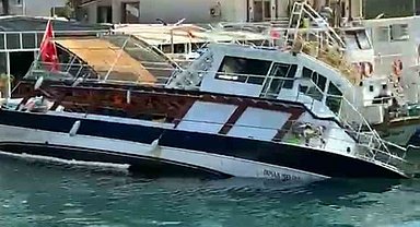 Akyaka'da tur teknesi su alarak yan yattı